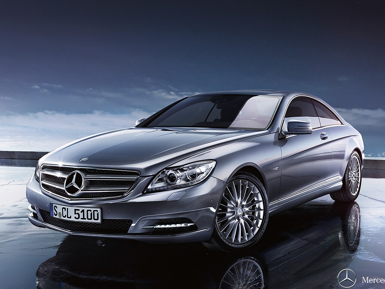 Mercedes-Benz CL-Класс AMG 5.5 AT CL 63 AMG: Серебристый купе в студии, вид спереди сбоку