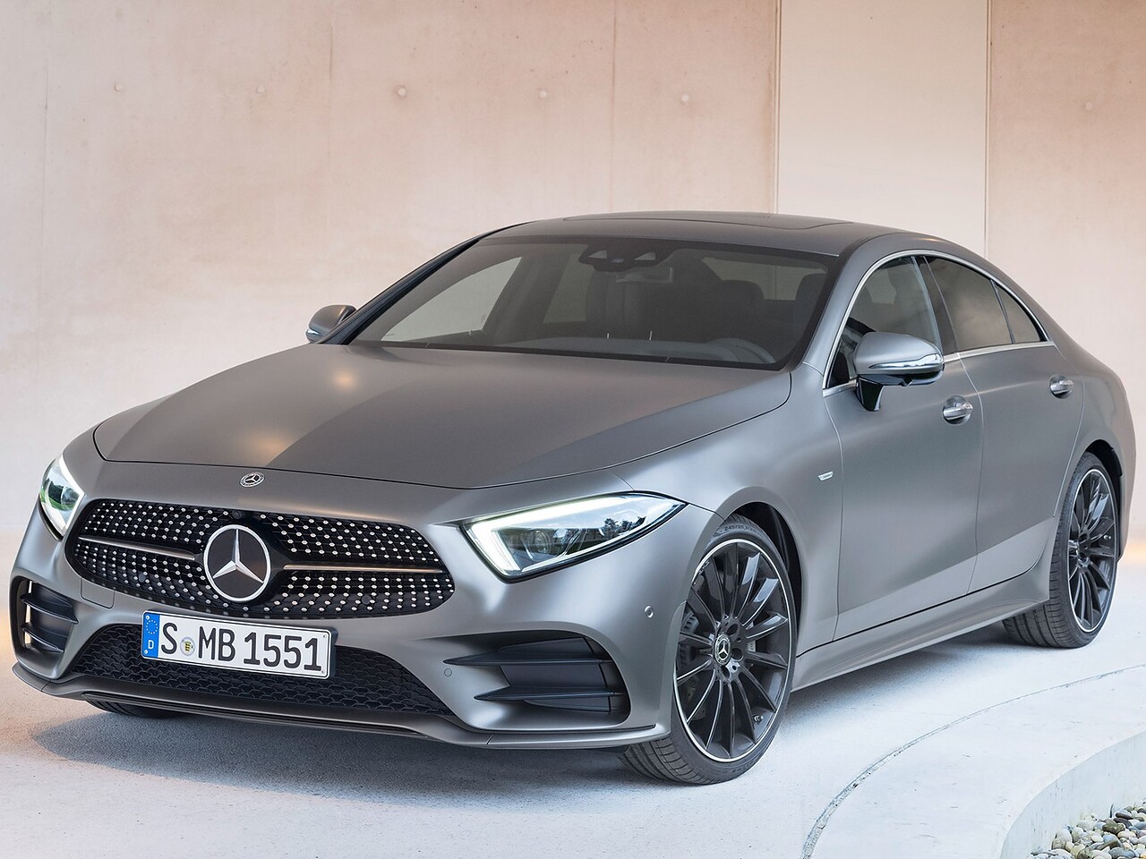 Mercedes-Benz CLS-Класс (C257, 2018 - 2021 г.в.): Серый седан в студии, вид спереди сбоку