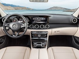 Mercedes-Benz E-Класс седан 2.0 AT E200 (Sport): Салон с бежевой отделкой, вид с заднего ряда