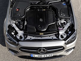 Mercedes-Benz E-Класс седан 2.0 4MATIC AT Intelligent drive (E 200): Моторный отсек серебристого автомобиля