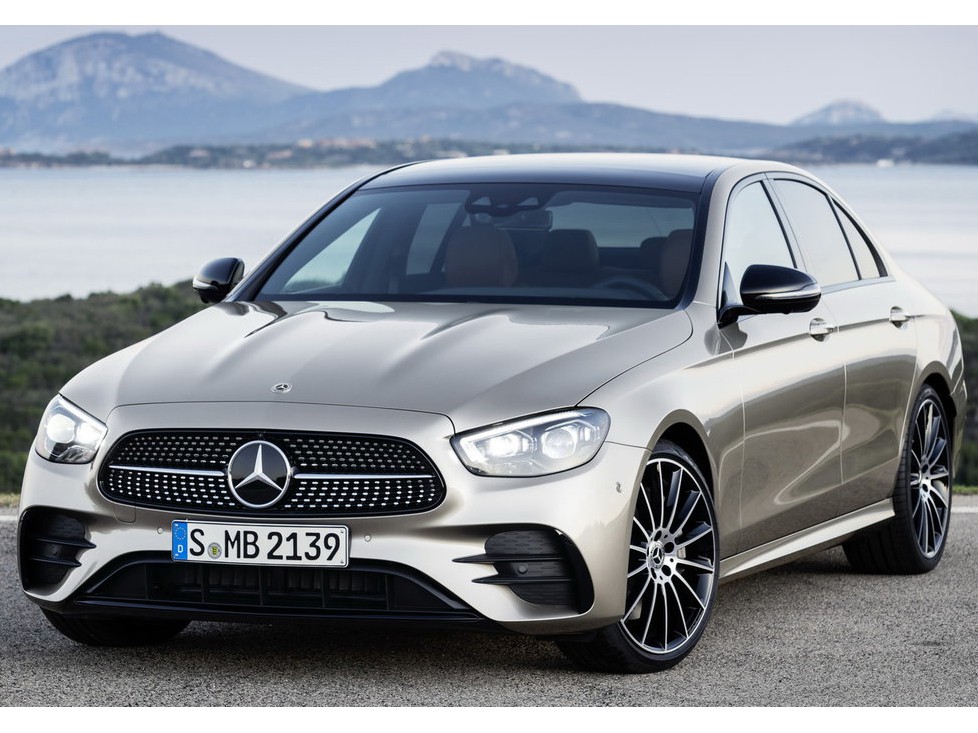 Mercedes-Benz E-Класс седан 2.0 4MATIC AT Intelligent drive (E 200): Шампань седан у воды, вид спереди сбоку