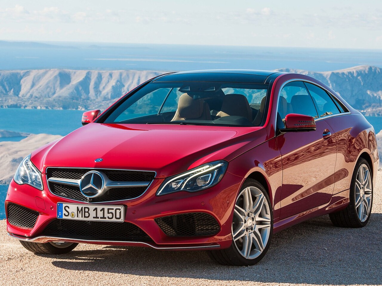 Mercedes-Benz E-Класс купе (C212 рестайлинг, 2014 - 2015 г.в.): Красное купе на обрыве, вид спереди сбоку