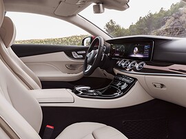 Mercedes-Benz E-Класс купе 2.0 AT E300 Avantgarde: Салон с бежевыми сиденьями, вид с пассажирской стороны
