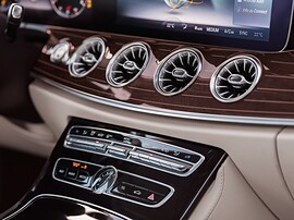 Mercedes-Benz E-Класс купе 2.0 AT E300 Avantgarde: Крупный план дефлекторов и деревянной отделки