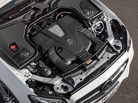 Mercedes-Benz E-Класс купе 2.0 AT E300 Avantgarde: Моторный отсек белого автомобиля