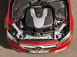 Mercedes-Benz E-Класс купе 2.0 AT E300 Avantgarde: Моторный отсек красного автомобиля