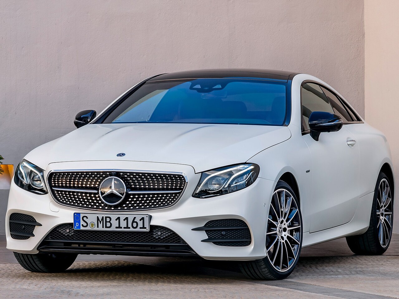 Mercedes-Benz E-Класс купе (C238, 2016 - 2020 г.в.): Белое купе в студии, вид спереди сбоку