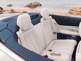 Mercedes-Benz E-Класс кабриолет 3.0 4MATIC AT E53 AMG: Задние сиденья бордового кабриолета у моря