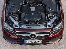 Mercedes-Benz E-Класс кабриолет 3.0 4MATIC AT E53 AMG: Моторный отсек бордового кабриолета