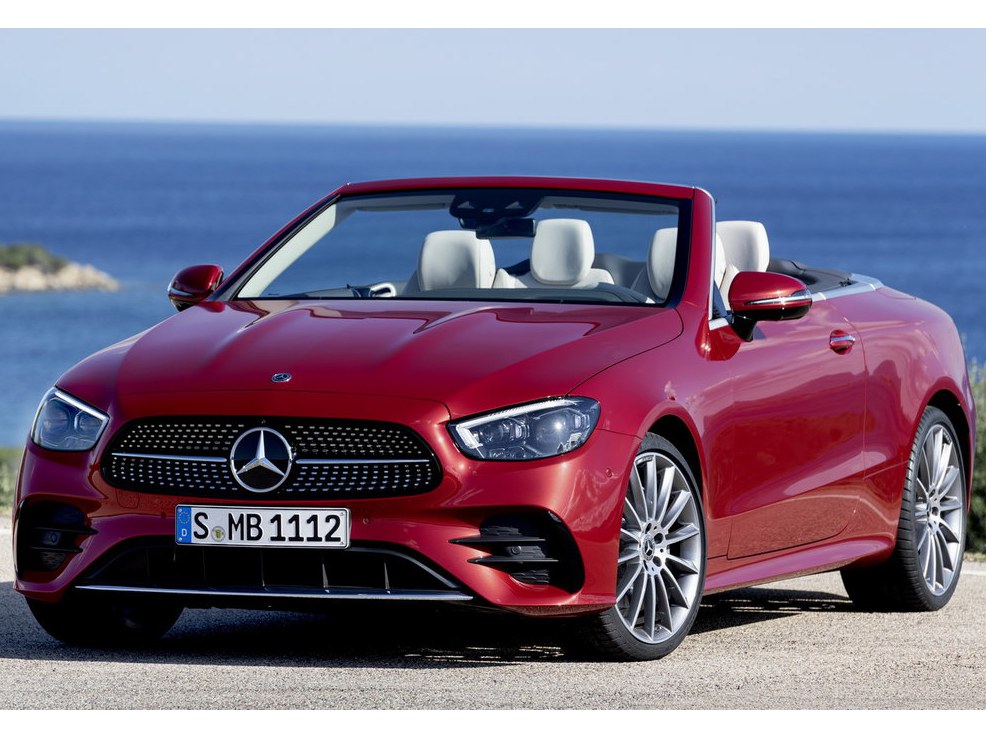 Mercedes-Benz E-Класс кабриолет 2.0 AT Sport (E 300): Красный кабриолет у моря, вид спереди сбоку
