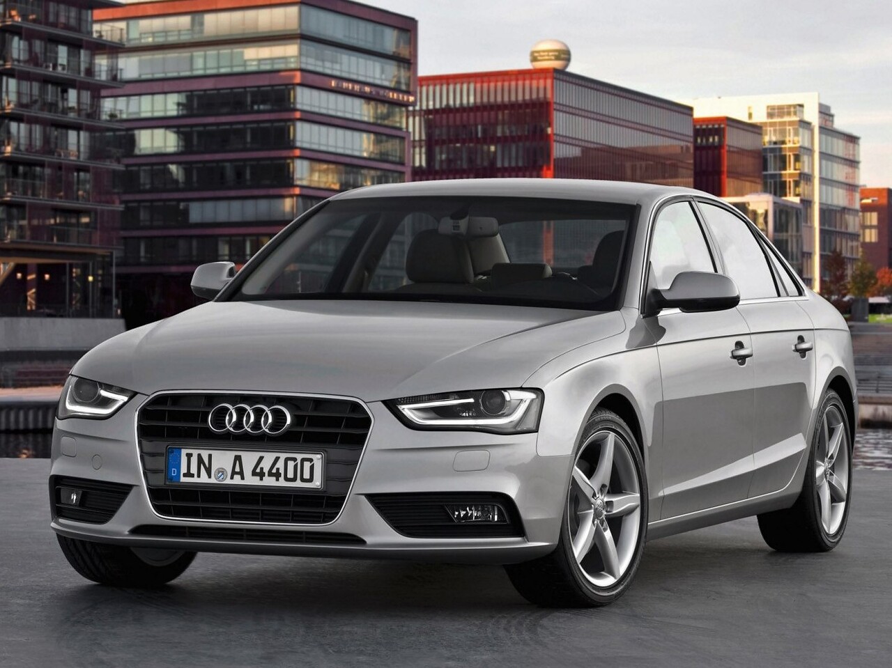 Audi A4 седан 2.0 TFSI AT: вид спереди сбоку