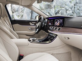 Mercedes-Benz E-Класс универсал 2.0 4MATIC AT Luxury (E 220 d): Салон с бежевой отделкой, вид с пассажирской стороны