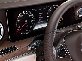 Mercedes-Benz E-Класс универсал 2.0 4MATIC AT Luxury (E 220 d): Крупный план приборной панели