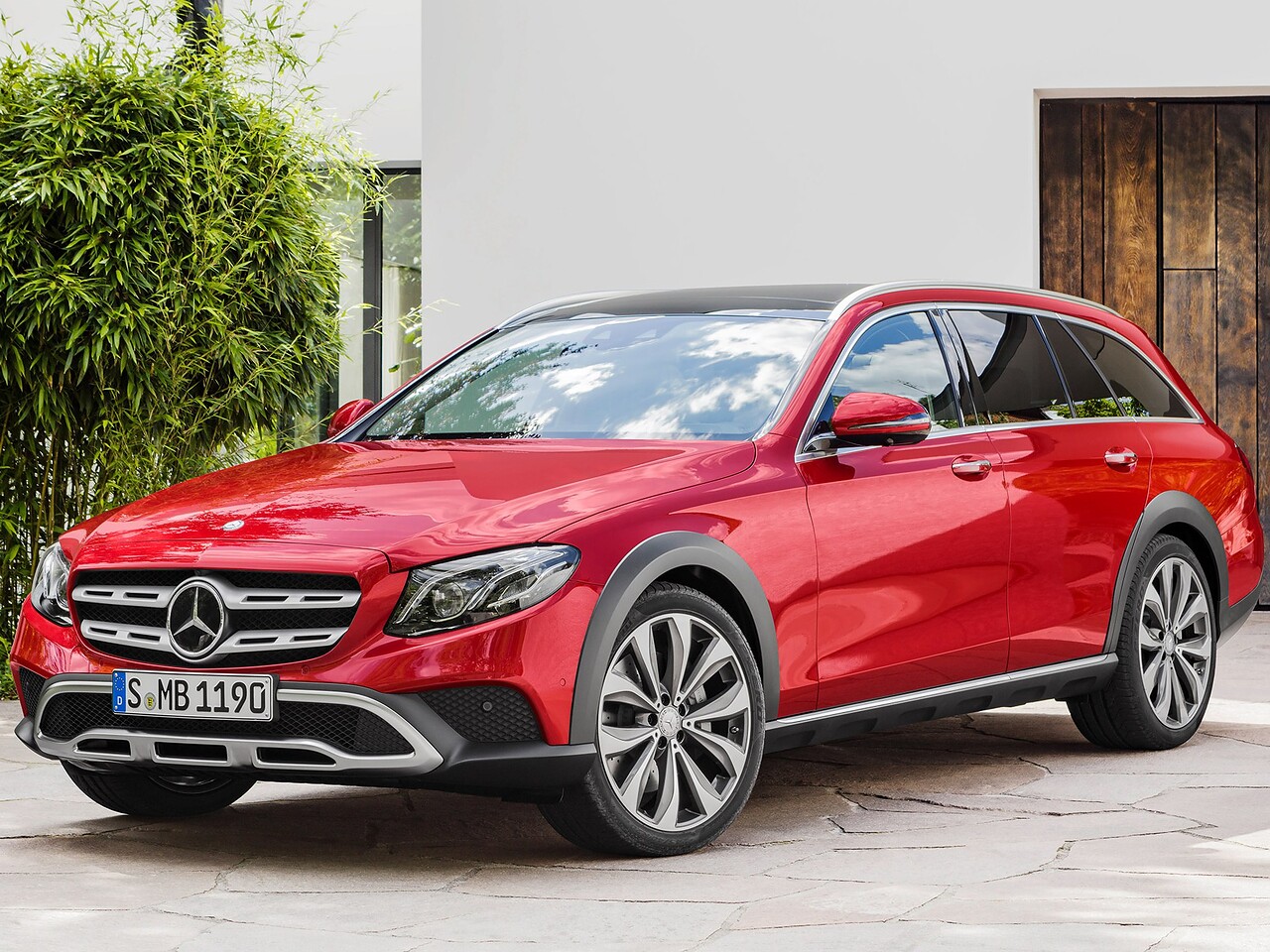Mercedes-Benz E-Класс универсал 2.0 4MATIC AT Luxury (E 220 d): Красный универсал, вид спереди сбоку