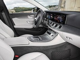 Mercedes-Benz E-Класс универсал 2.0 4MATIC AT All-Terrain Luxury (E 220 d): Салон со светлой отделкой, вид с пассажирской стороны