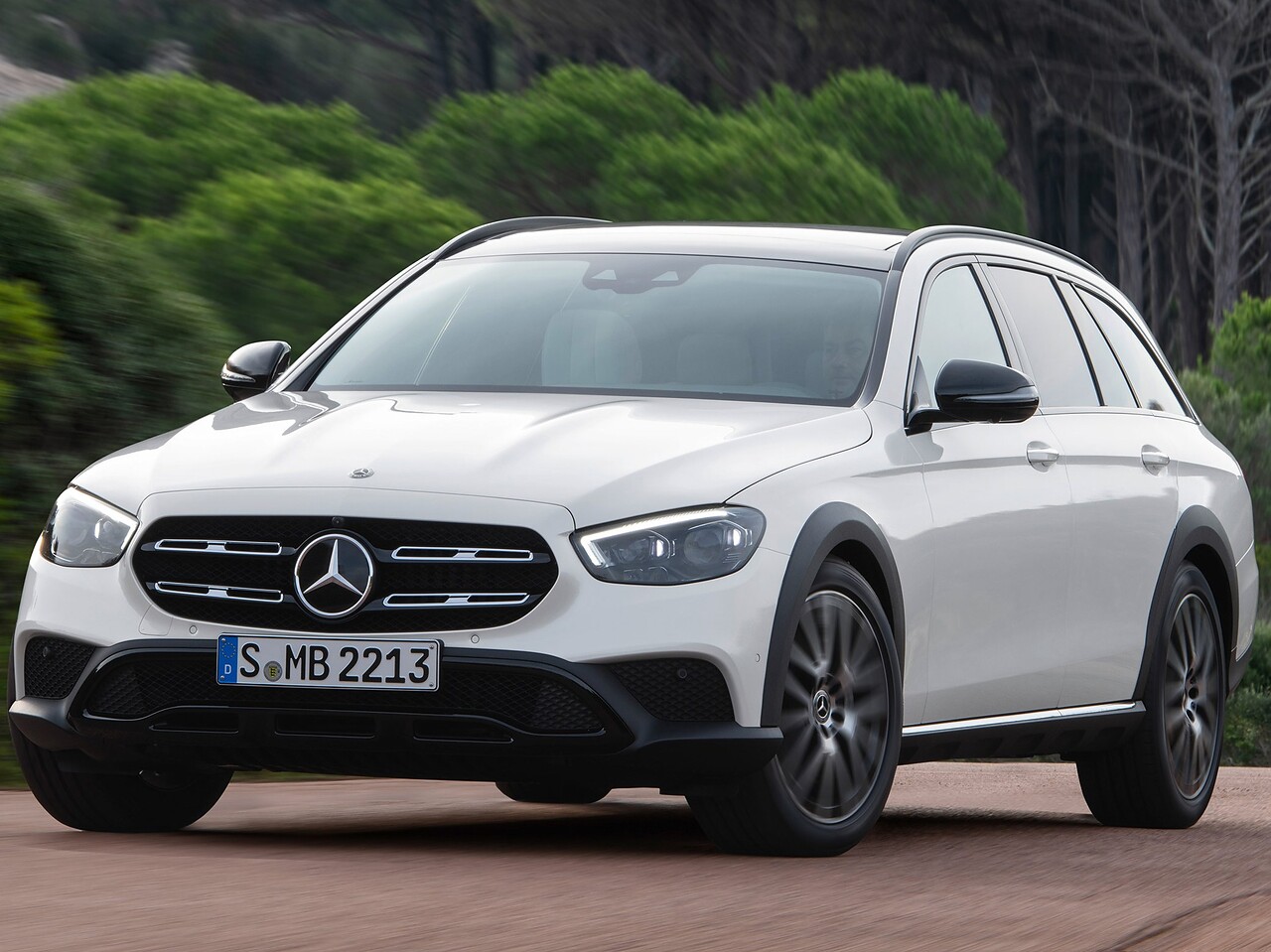 Mercedes-Benz E-Класс универсал 2.0 4MATIC AT All-Terrain Luxury (E 220 d): Белый универсал у моря, вид спереди сбоку