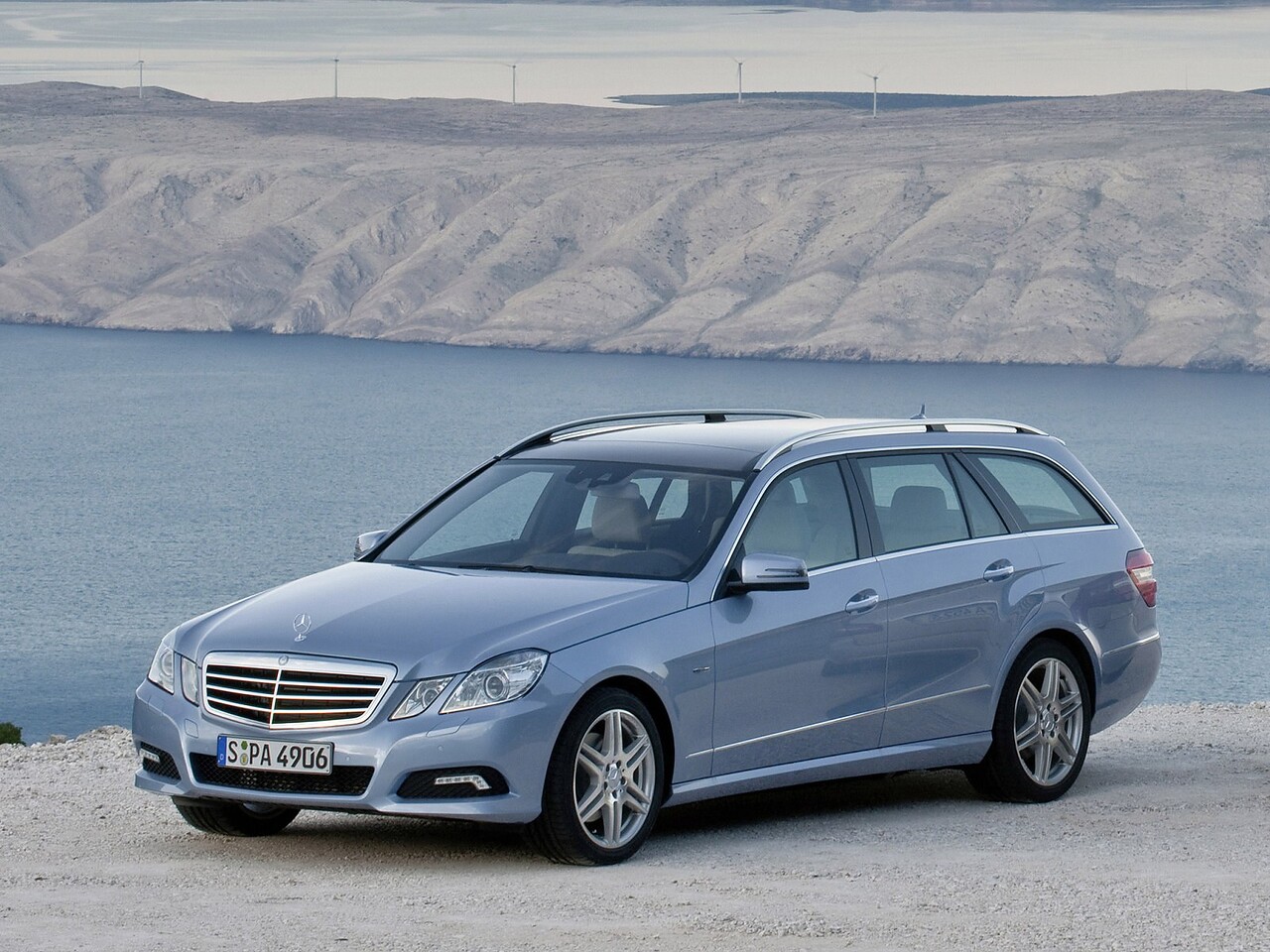 Mercedes-Benz E-Класс универсал (S212, 2009 - 2012 г.в.): Голубой универсал у моря, вид спереди сбоку