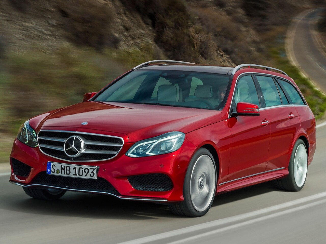 Mercedes-Benz E-Класс универсал 2.0 4MATIC AT E 220d (All-Terrain Luxury): Красный универсал в движении, вид спереди сбоку