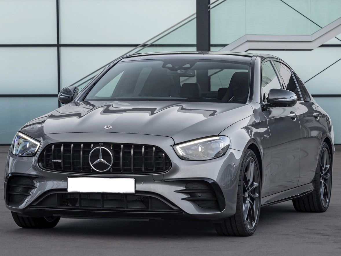Mercedes-Benz E-Класс AMG седан 4.0 4MATIC AT Особая серия (AMG E 63 S): Серый седан у здания, вид спереди сбоку