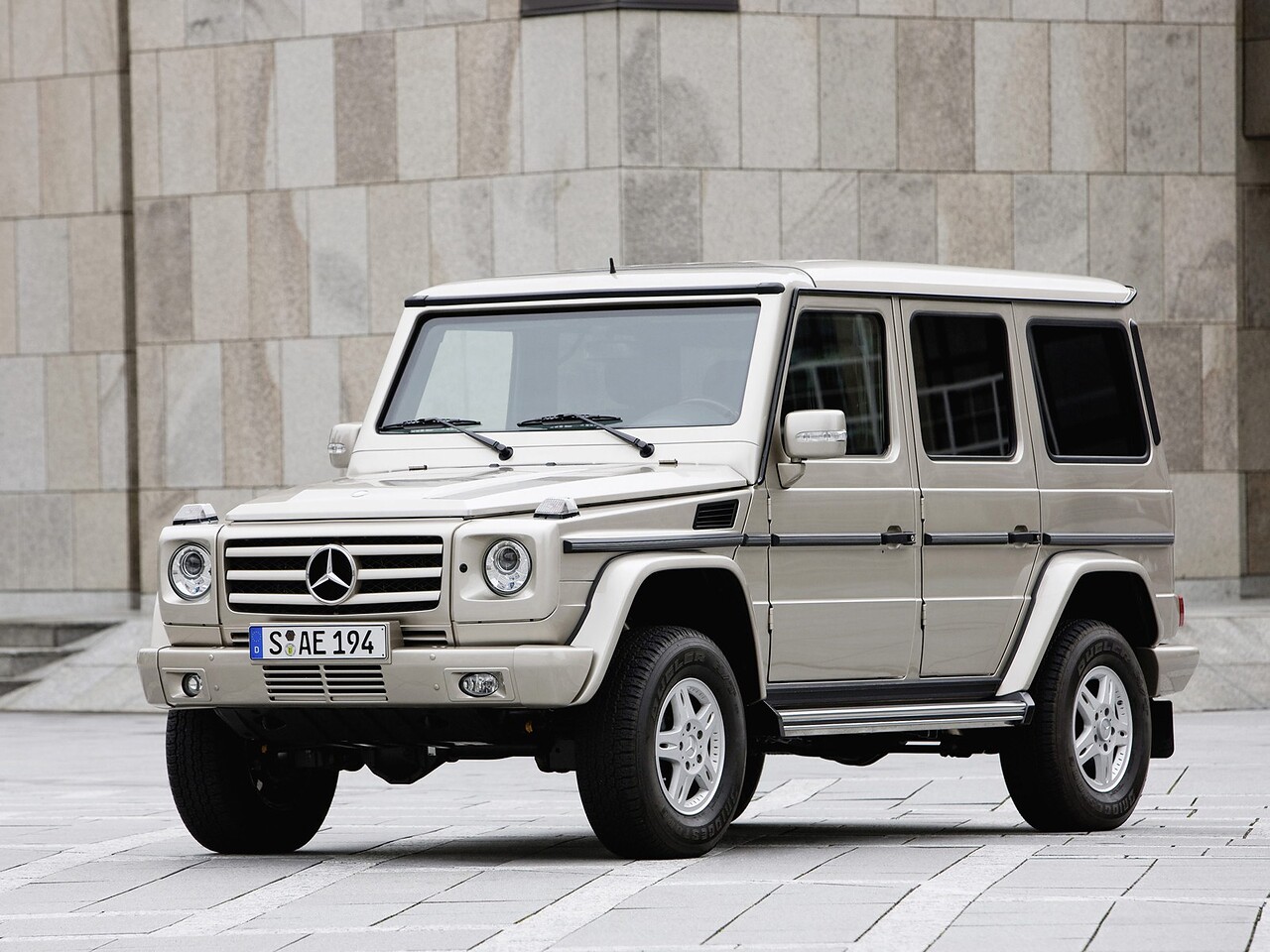 Mercedes-Benz G-Класс 5-дв. (W463 рестайлинг, 2008 - 2012 г.в.): Три четверти спереди у бетонной стены