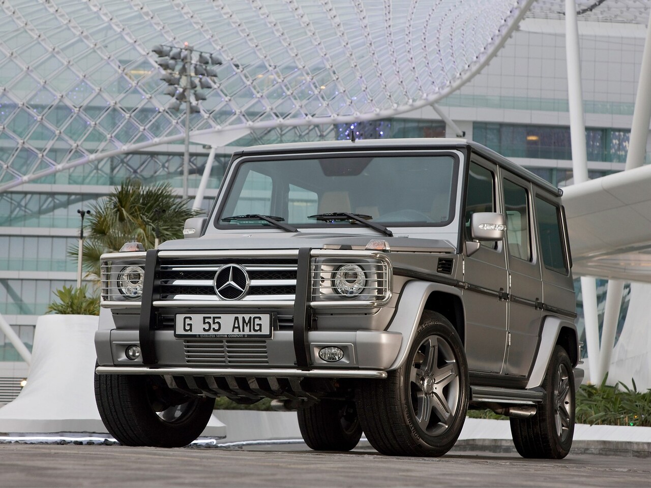Mercedes-Benz G-Класс AMG 5.4i AT G55: Три четверти спереди у стеклянного здания