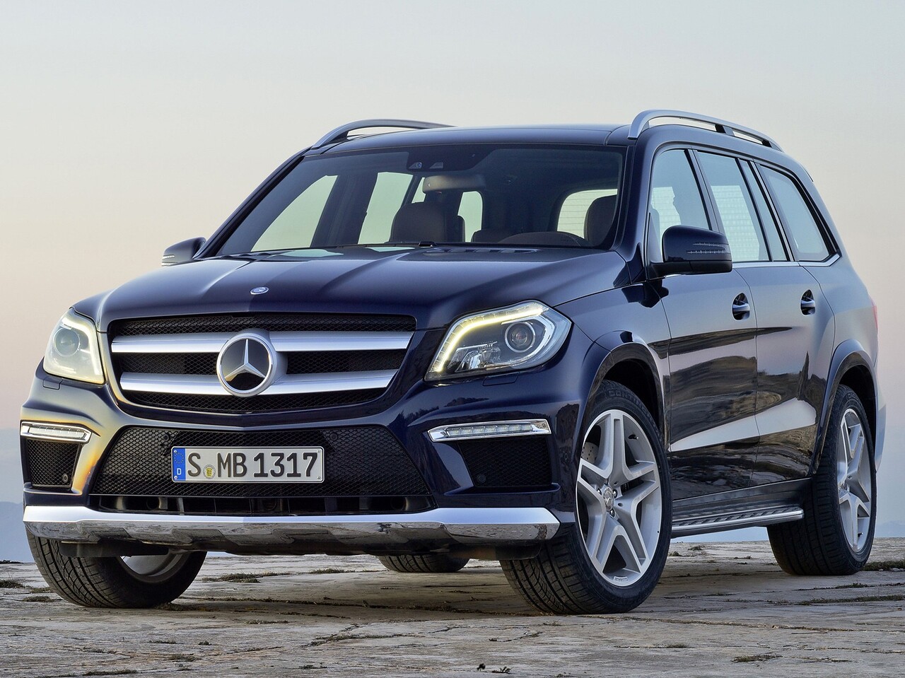 Mercedes-Benz GL-Класс (X166, 2012 - 2015 г.в.): Три четверти спереди на грунтовой площадке