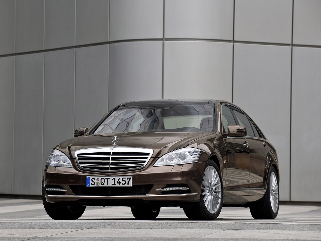 Mercedes-Benz S-Класс (W221, рестайлинг, 2009 - 2013 г.в.): Три четверти спереди у здания