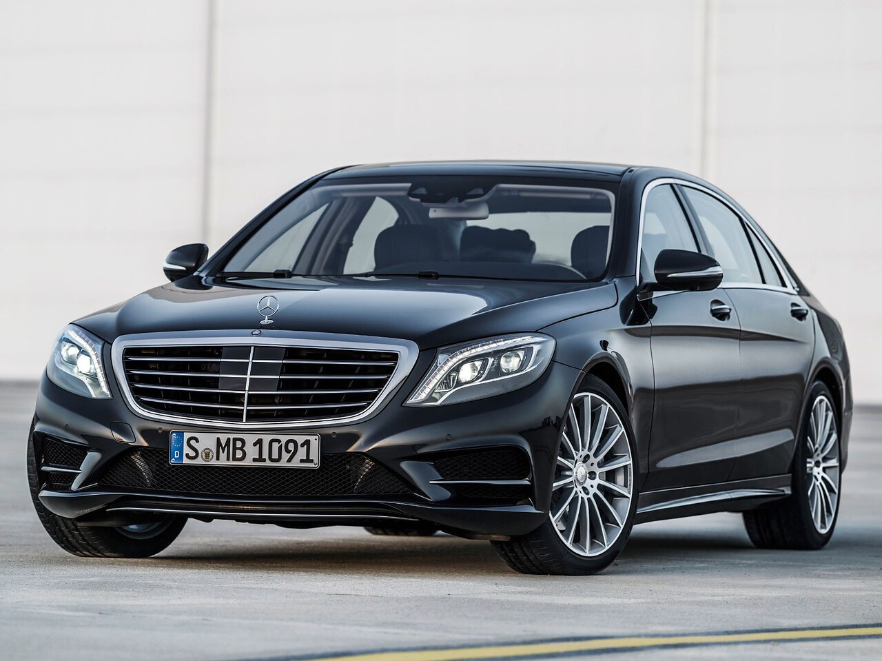 Mercedes-Benz S-Класс 3.0 AT 400: Три четверти спереди в студии