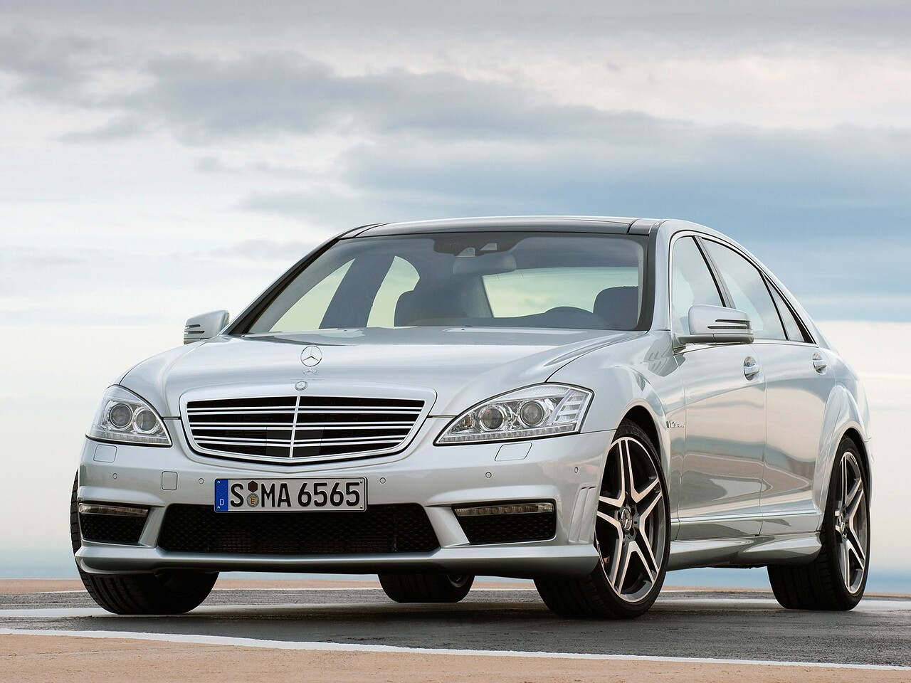 Mercedes-Benz S-Класс AMG 6.2 AT S 63 AMG L: Три четверти спереди на треке