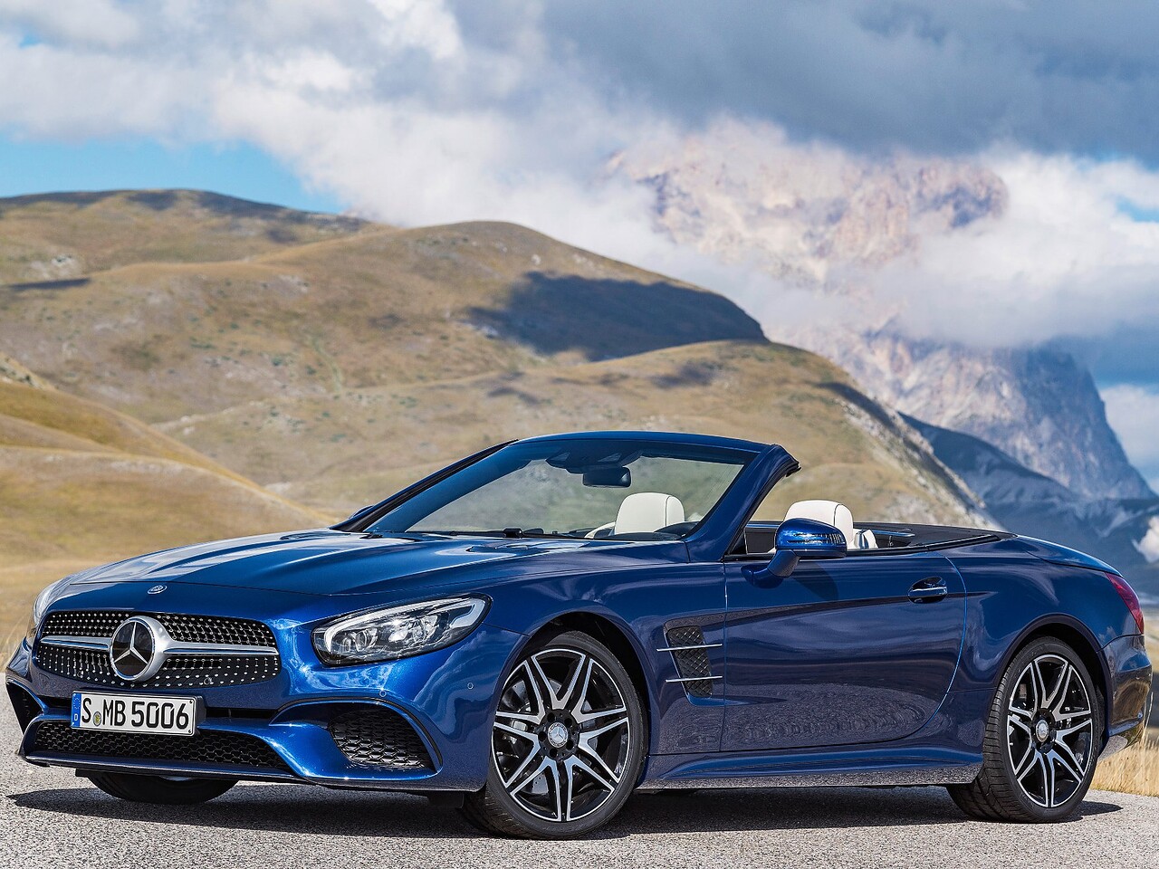 Mercedes-Benz SL-Класс 4.7 AT SL 500: Три четверти спереди с открытым верхом