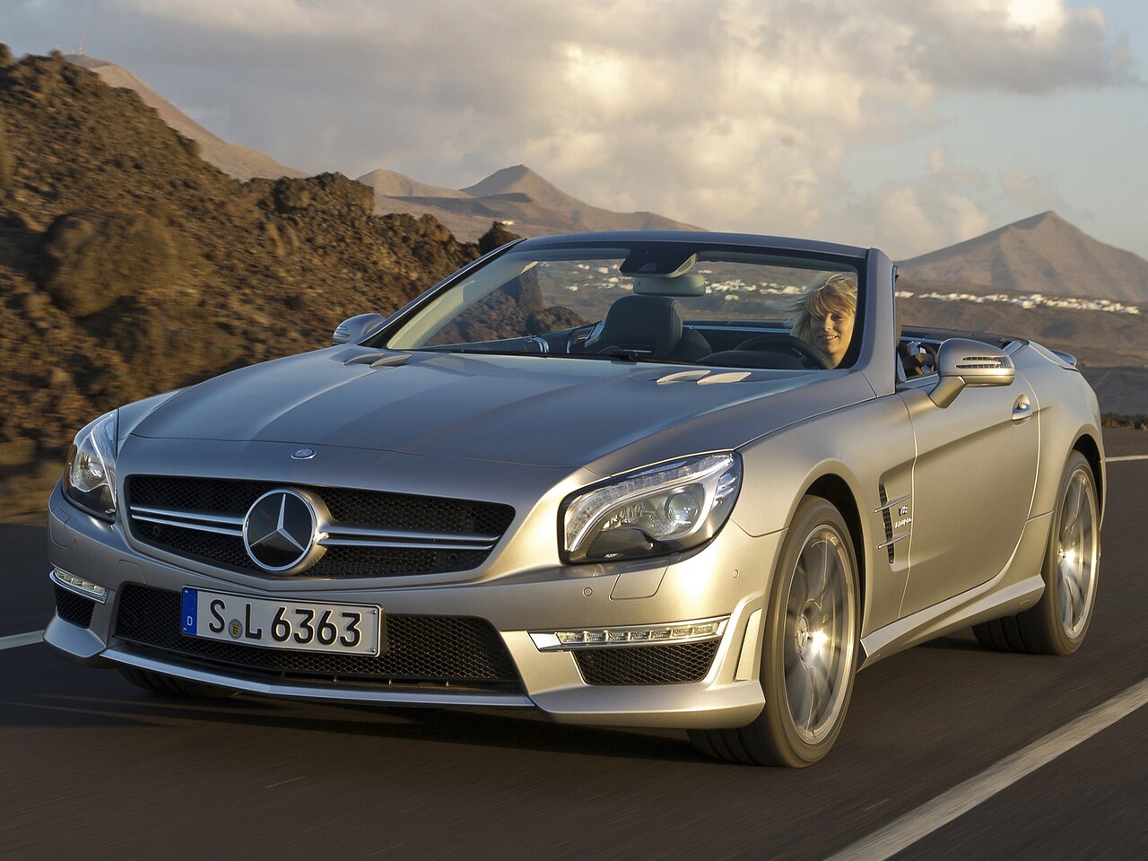 Mercedes-Benz SL-Класс AMG (R231, 2012 - 2015 г.в.): Три четверти спереди в движении с открытым верхом