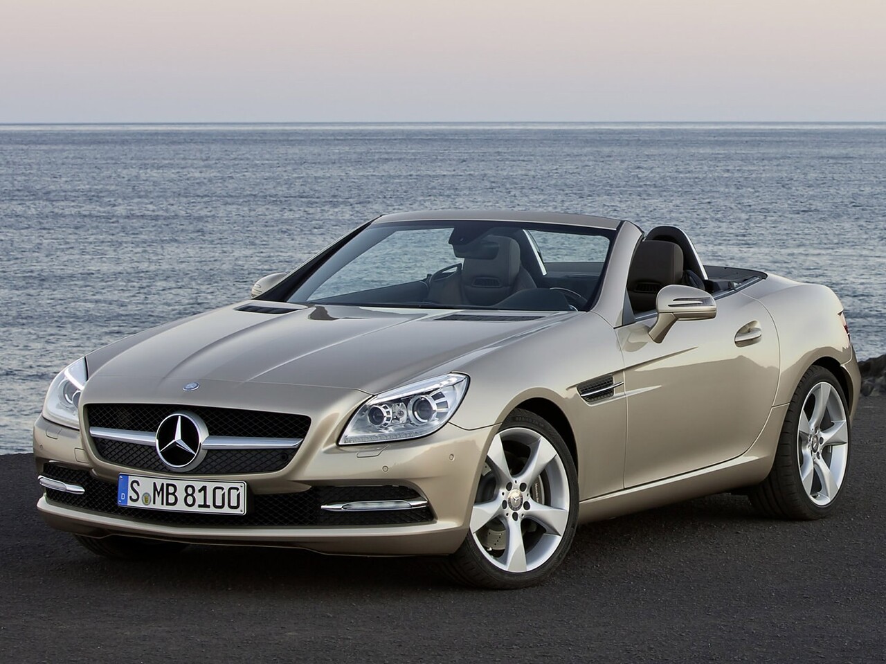 Mercedes-Benz SLK-Класс 1.8 AT 250: Три четверти спереди у побережья с открытым верхом