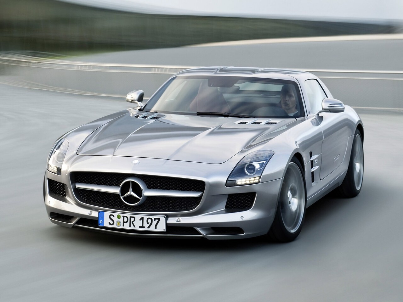 Mercedes-Benz SLS AMG купе 6.2 AT: Три четверти спереди на треке