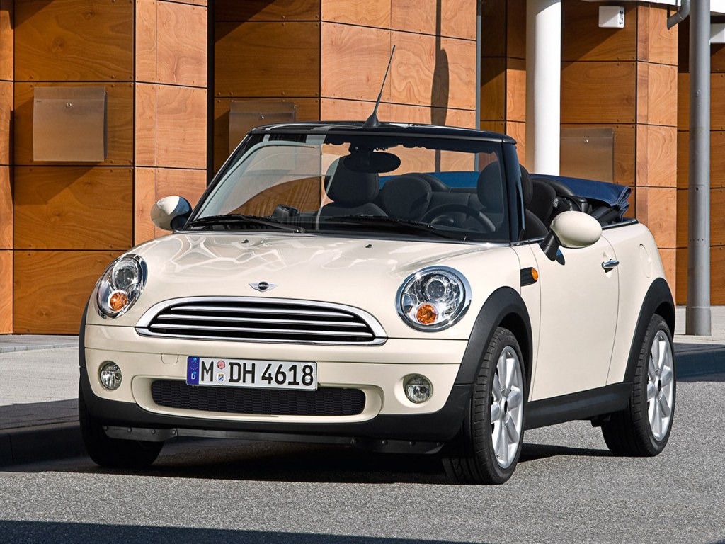 MINI Cooper кабриолет 1.6 AT: Три четверти спереди с открытым верхом на улице