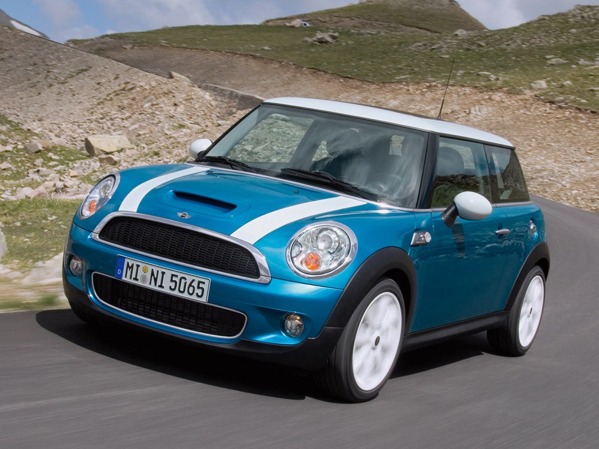 MINI Cooper S хэтчбек 3-дв. (I поколение рестайлинг, 2006 - 2010 г.в.): Три четверти спереди на гравии у гор