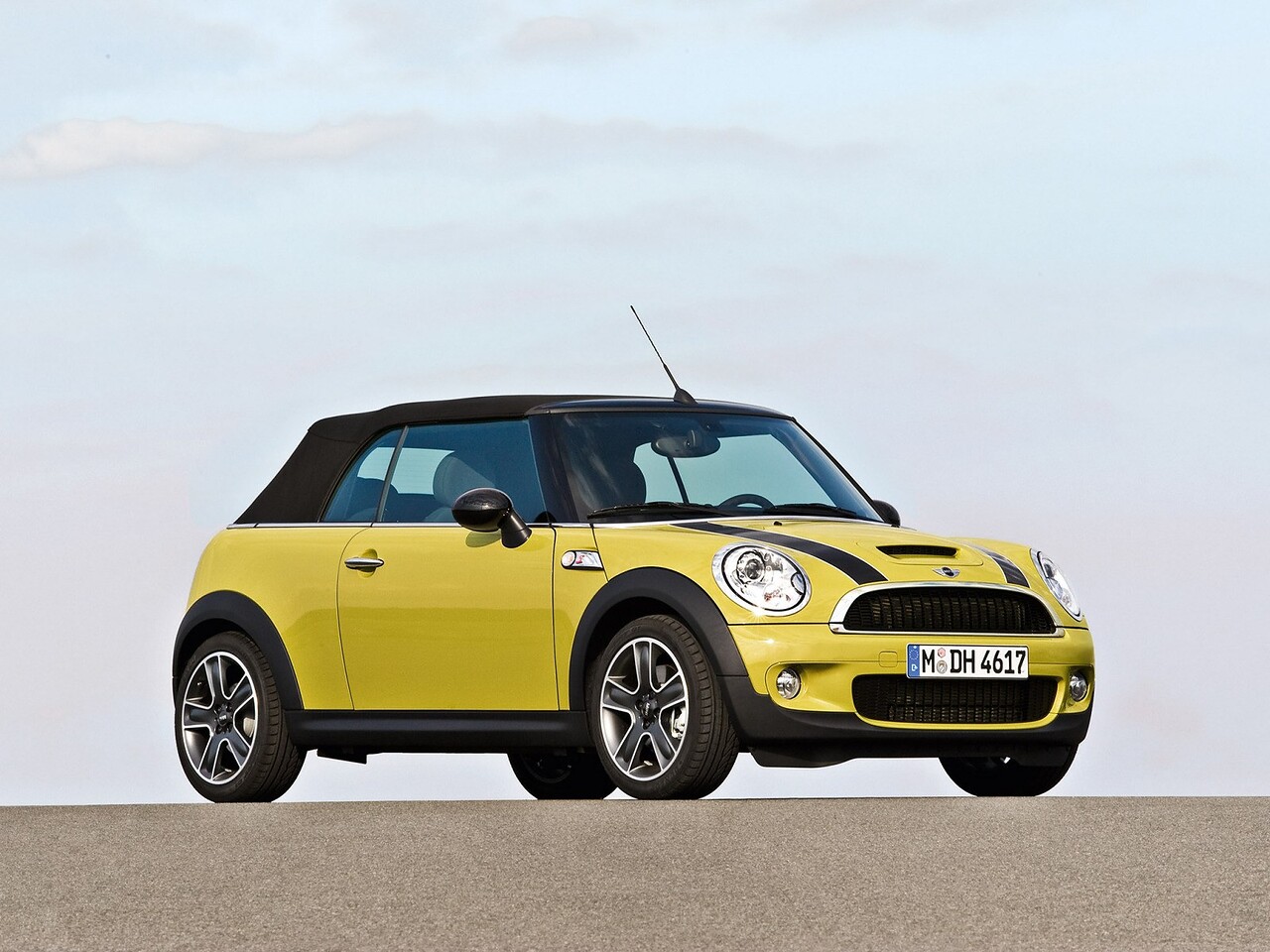 MINI Cooper S кабриолет (I поколение рестайлинг, 2008 - 2010 г.в.): Три четверти спереди с закрытым верхом