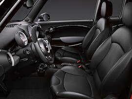MINI John Cooper Works Clubman (I поколение, 2007 - 2010 г.в.): Передние сиденья и дверная панель