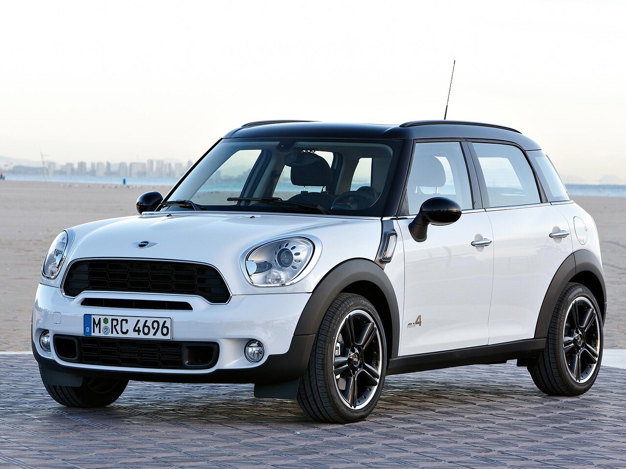 MINI Cooper S Countryman (I поколение, 2010 - 2016 г.в.): Три четверти спереди на парковке