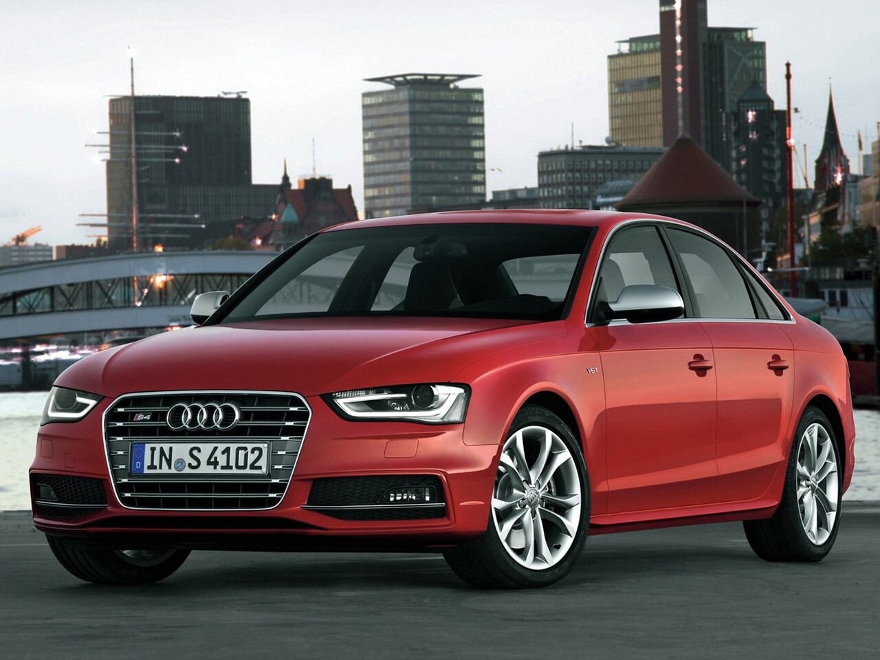 Audi S4 Седан (B8 рестайлинг, 2012 - 2015 г.в.): вид спереди сбоку