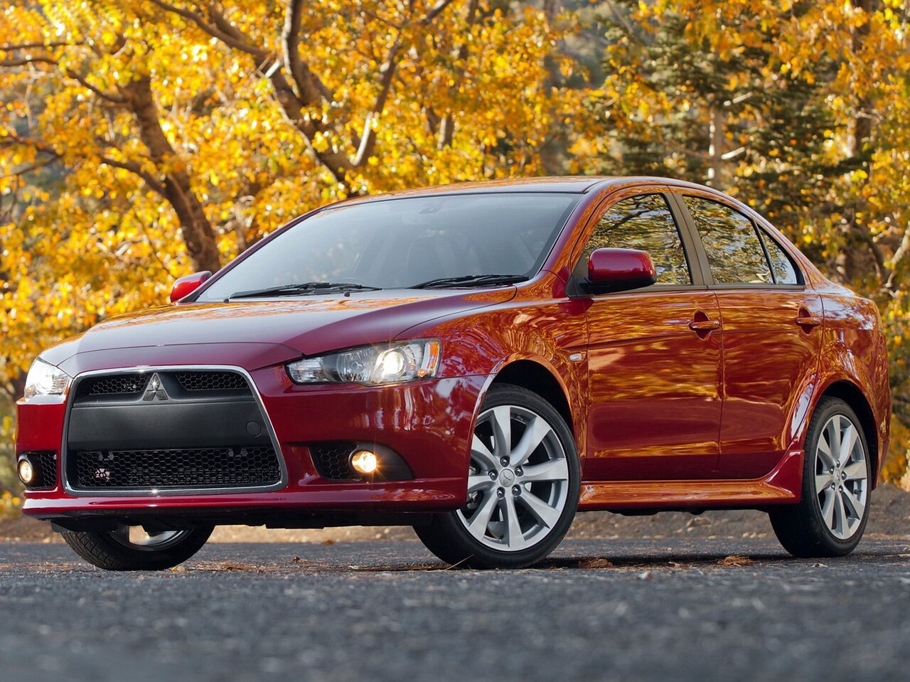 Mitsubishi Lancer (X рестайлинг, 2011 - 2016 г.в.): Три четверти спереди среди осенних деревьев