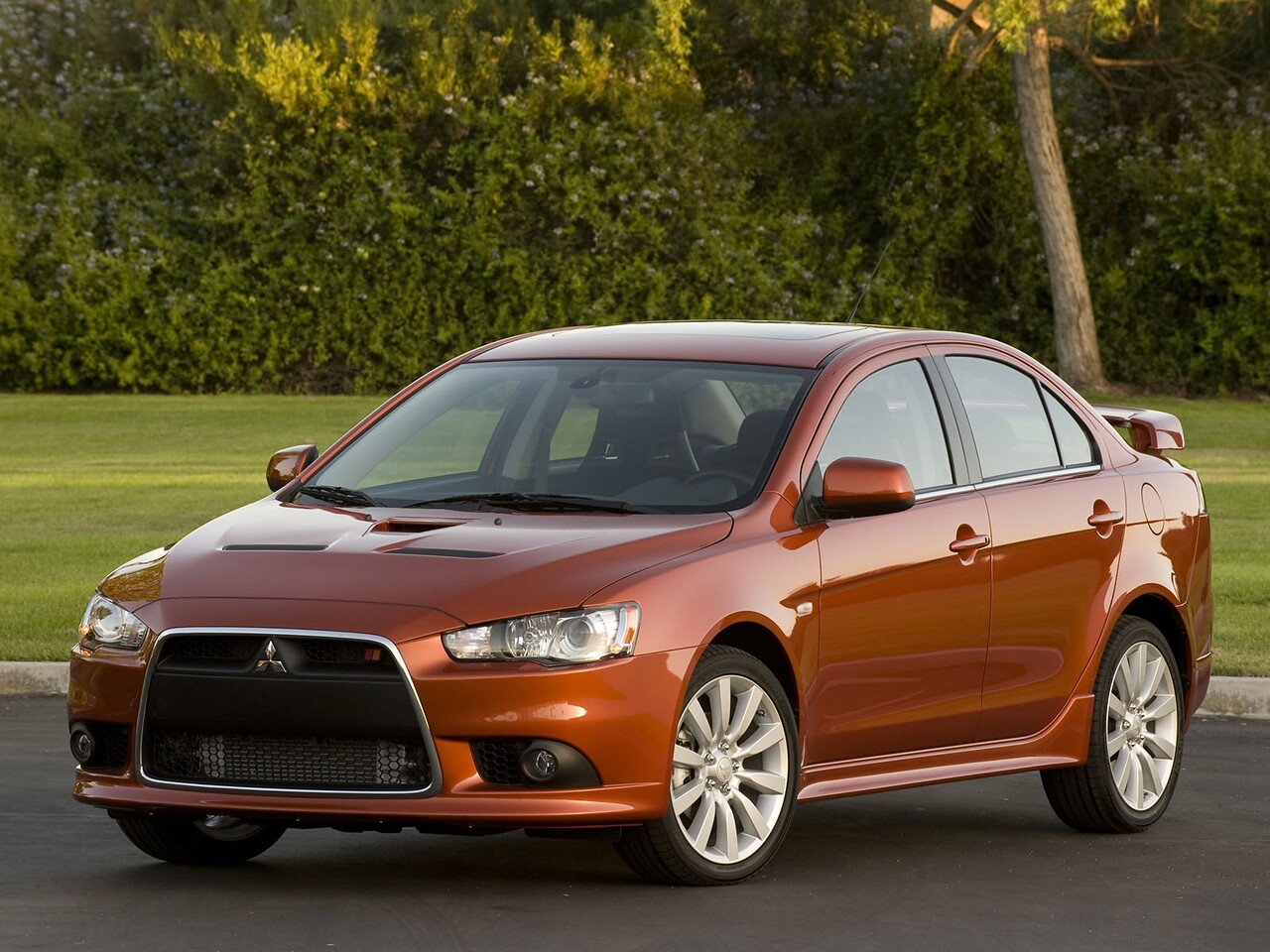 Mitsubishi Lancer Ralliart седан (X поколение, 2008 - 2012 г.в.): Три четверти спереди на асфальте