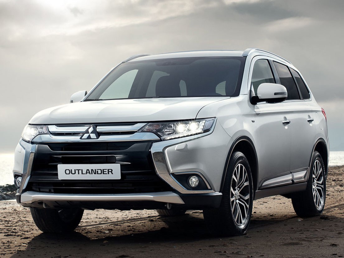 Mitsubishi Outlander (III поколение рестайлинг, 2015 - 2018 г.в.): Три четверти спереди на открытой местности