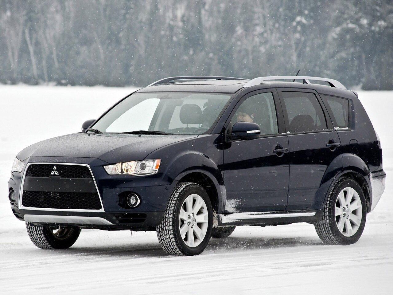 Mitsubishi Outlander (I поколение, рестайлинг, 2009 - 2012 г.в.): Три четверти спереди на снегу