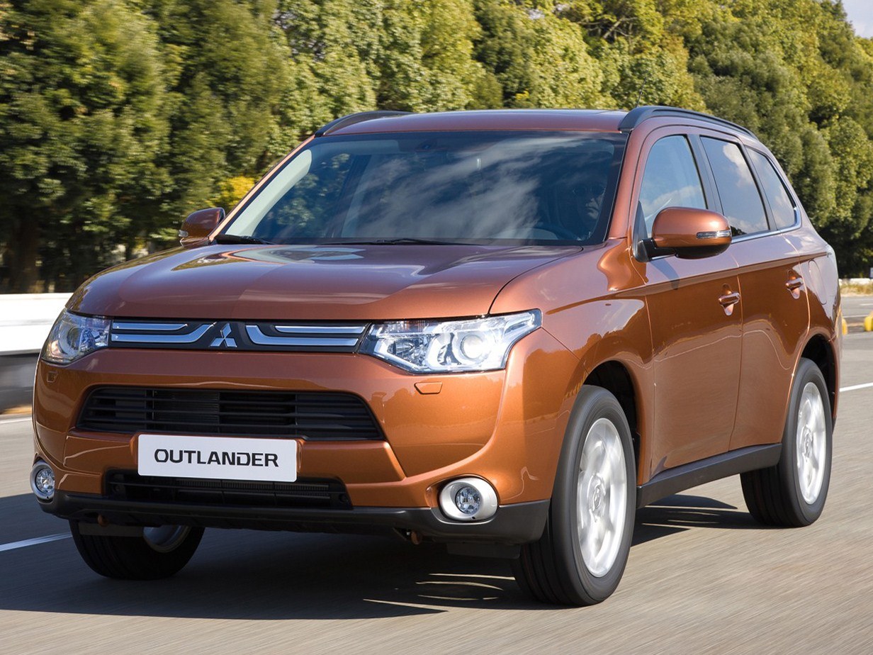 Mitsubishi Outlander 2.0 4x4 AT Intense: Три четверти спереди у деревьев