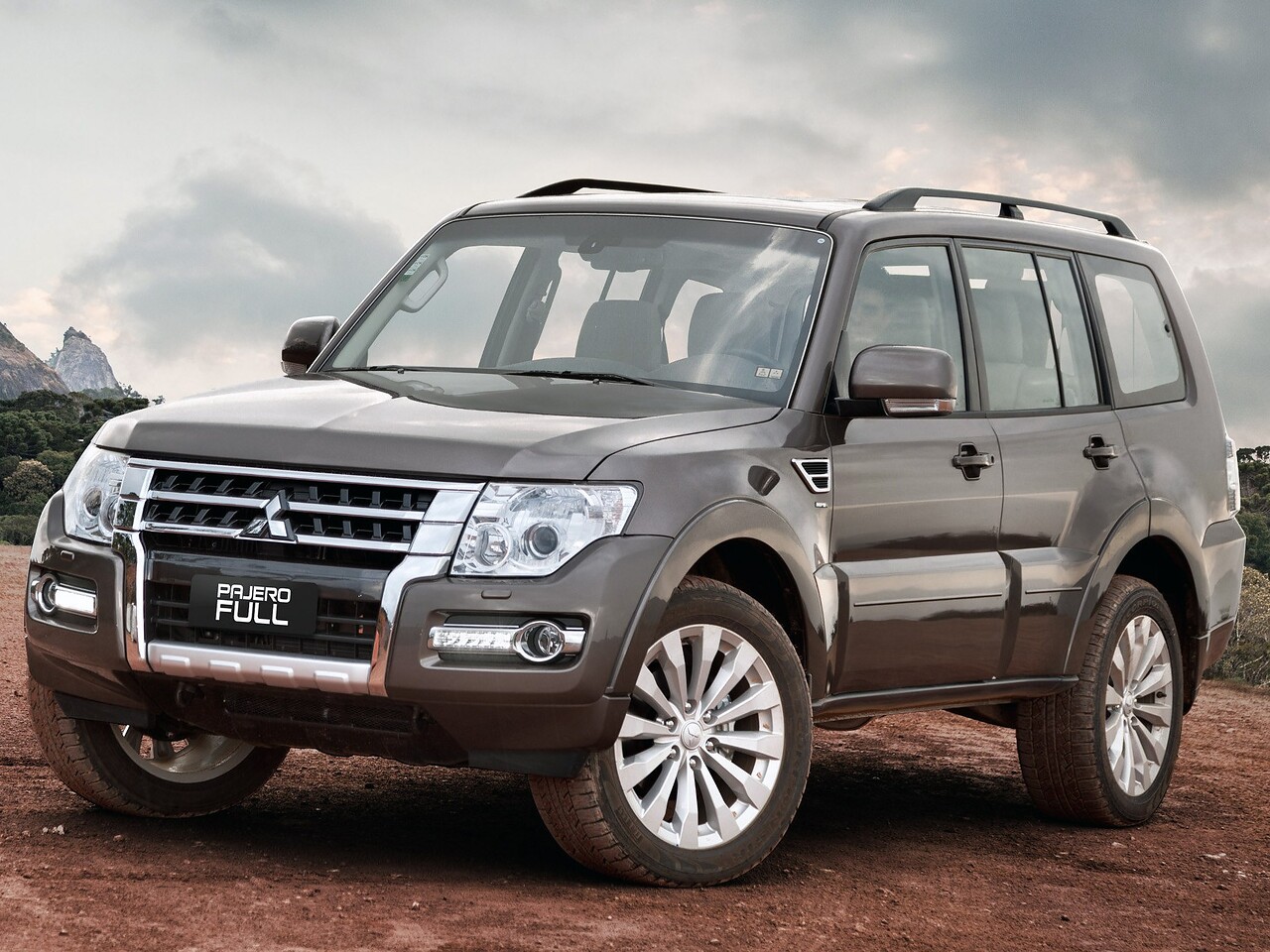Mitsubishi Pajero (IV поколение рестайлинг, 2014 - 2020 г.в.): Три четверти спереди на грунтовой дороге