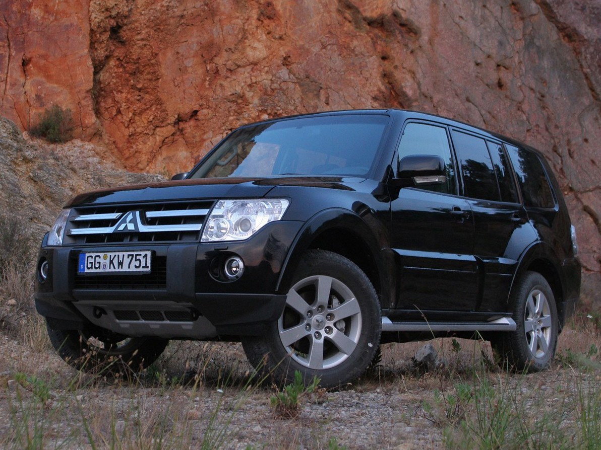 Mitsubishi Pajero 5-дв. (IV поколение, 2006 - 2014 г.в.): Три четверти спереди у скалы