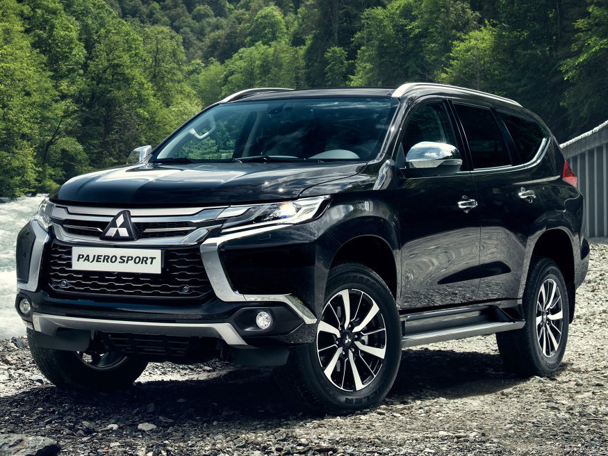 Mitsubishi Pajero Sport 3.0 MT Ultimate: Три четверти спереди на дороге в лесу
