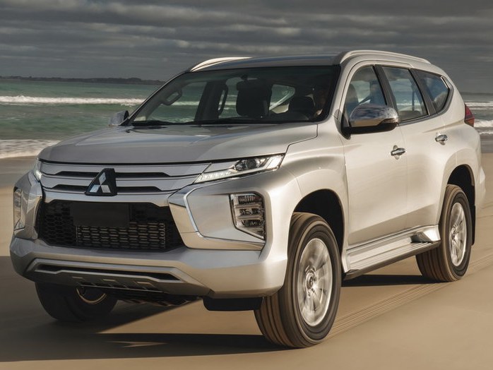 Mitsubishi Pajero Sport 2.4 DI-D 4WD AT Ultimate: Три четверти спереди на пляже