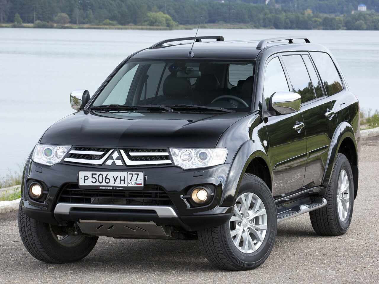 Mitsubishi Pajero Sport (II поколение рестайлинг, 2013 - 2016 г.в.): Три четверти спереди у водоёма