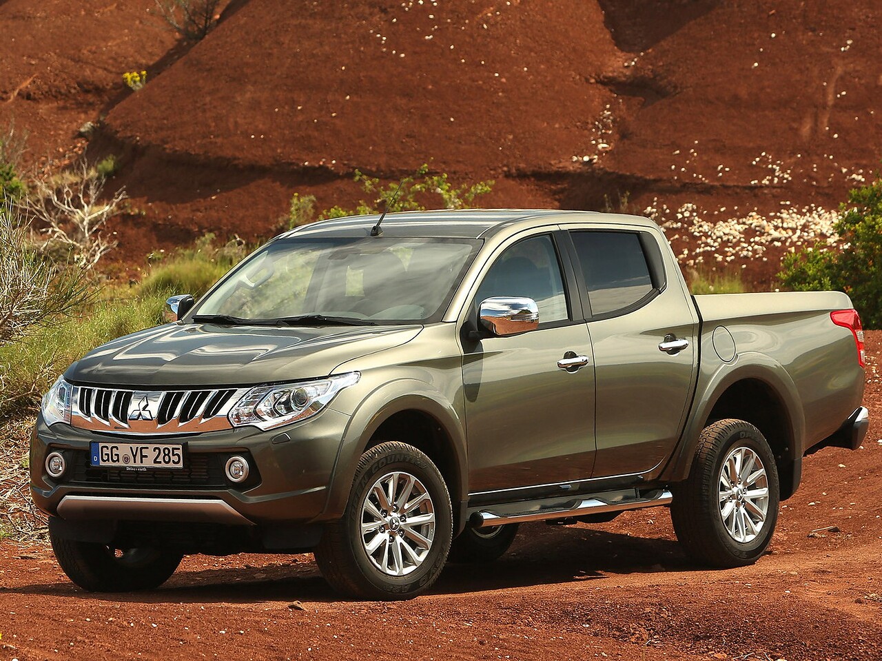 Mitsubishi L200 (V поколение, 2015 - 2019 г.в.): Три четверти спереди на красной грунтовой дороге